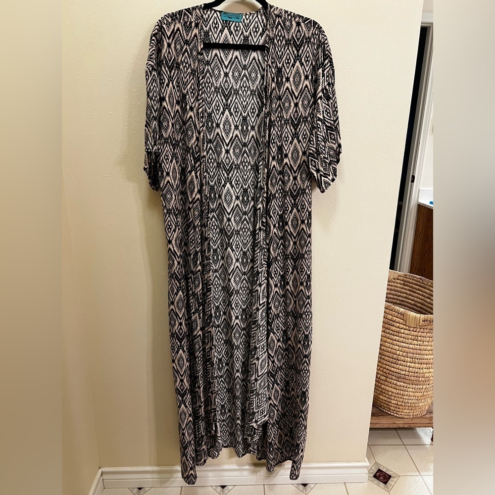 Turquoise Haven Black and White Geometric Patterned Women's Kimono